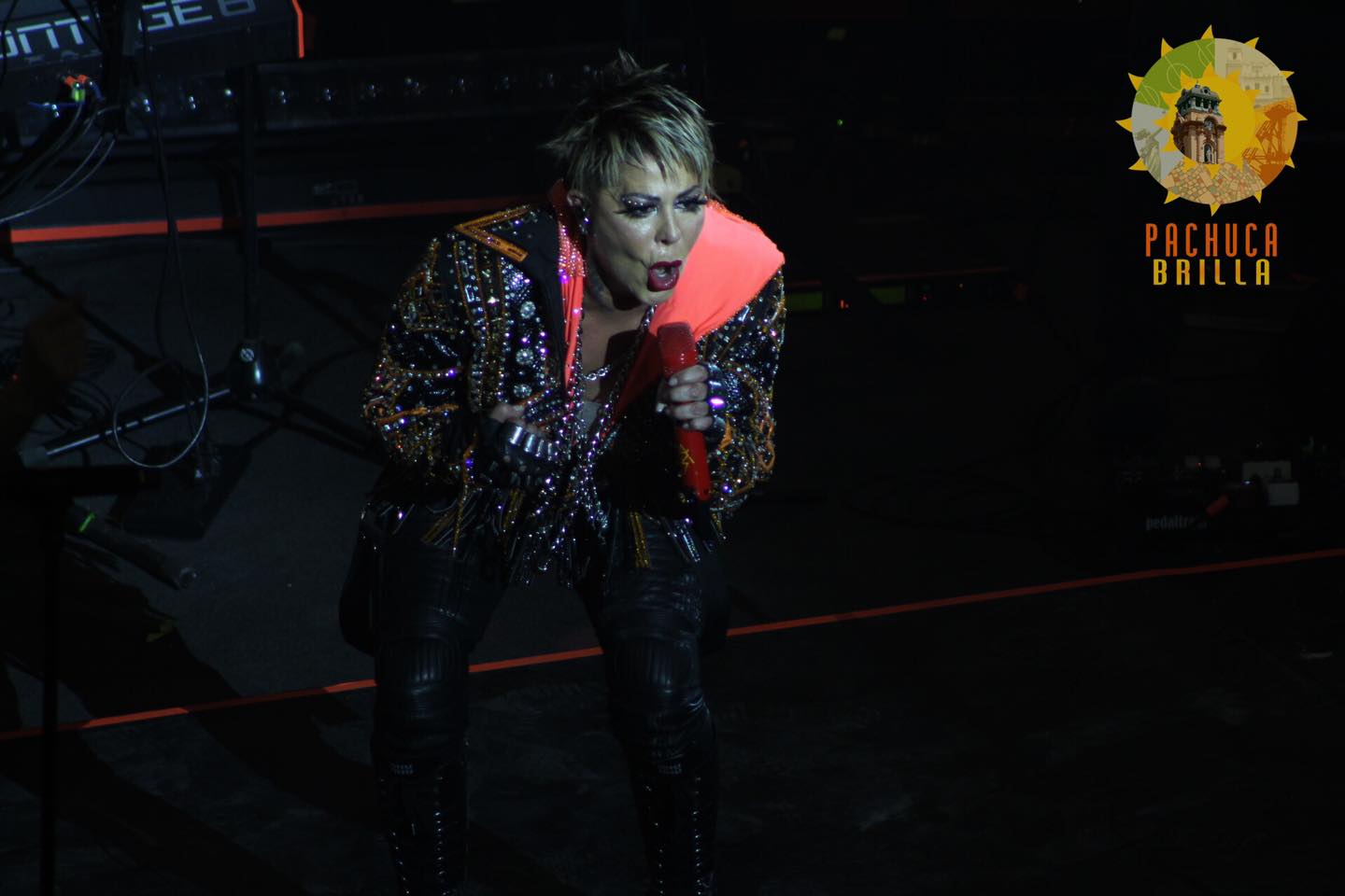 Alejandra Guzmán en el teatro del pueblo de la Feria Pachuca 2024