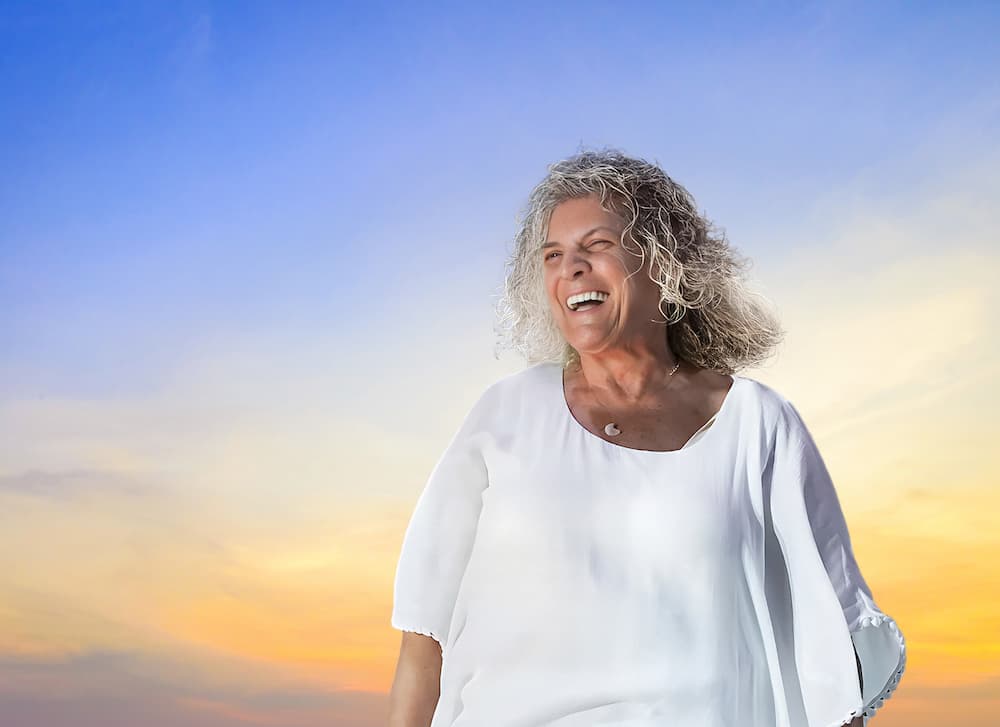 Denise de Kalafe regresa a los escenarios con show Quiéreme más Desde el corazón de Brasil hasta el alma de México, la icónica Denise de Kalafe regresa a los escenarios con una energía deslumbrante y un repertorio que ha dejado huella en la historia musical de Latinoamérica. La cita para este concierto imperdible será en el Lunario del Auditorio Nacional de la Ciudad de México, el 31 de octubre, y la venta es a través de Ticketmaster. Esta leyenda viviente hará su triunfal reaparición en el majestuoso Lunario del Auditorio Nacional con su espectáculo Quiéreme Más, una celebración inigualable de sus más grandes éxitos que han resonado en los corazones de millones a lo largo de las décadas. La compositora y voz detrás del emblemático Señora, Señora, promete una noche mágica donde cada nota y cada letra te transportarán en un viaje inolvidable. Con melodías inmortales como Sortilegio, Amándote, El Amor… Cosa Tan Rara, Cuando Hay Amor… No Hay Pecado y Cuando Termina Un Amor, el público vivirá una experiencia musical colmada de emociones y recuerdos imborrables. Para este regreso triunfal de Denise de Kalafe a los escenarios, está preparando un show en el que hará un recorrido musical no sólo por sus grandes éxitos, sino que también interpretará temas de otros compositores que han dejado huella en su corazón en un concierto acústico, que sabe de sobra encantará a todos los que aman su forma de cantar y entregarse en el escenario. Pero la magia de Denise no se limita a sus propias interpretaciones. Como talentosa compositora, ha dejado su marca en las carreras de gigantes como Rocío Jurado, Alejandro Fernández, Pandora, Daniela Romo y Francisco Céspedes, entre otros. Cada una de sus creaciones es un testimonio de su genio artístico y su capacidad para tocar el alma humana. Honrada con el prestigioso Éxito SACM por su excepcional trayectoria, otorgado por la Sociedad de Autores y Compositores de México, y vencedora del renombrado Festival OTI, DENISE DE KALAFE es un faro de talento y dedicación. Originaria de Paraná, Brasil, y mexicana por elección desde 1972, Denise ha contado con el apoyo de luminarias como Marco Antonio Muñiz, Roberto Carlos y Paulo Coelho, quienes reconocieron su talento innato desde el inicio. Su habilidad para conquistar tanto la televisión como la radio la catapultó a la fama, convirtiéndola en una figura imprescindible en la música latina. Con una sensibilidad que toca el alma y una fuerza interpretativa que es un torbellino de pasión, DENISE DE KALAFE es sinónimo de éxito, calidad y un legado musical que trasciende el tiempo. Su regreso promete ser un evento épico que no te puedes perder.